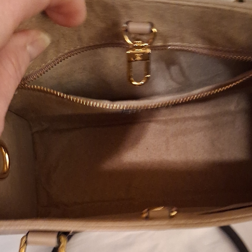 Source Unknown Elegant Tan Handbag With Gold Tone Hardware And Crossbody Strap - Picture 13 of 15